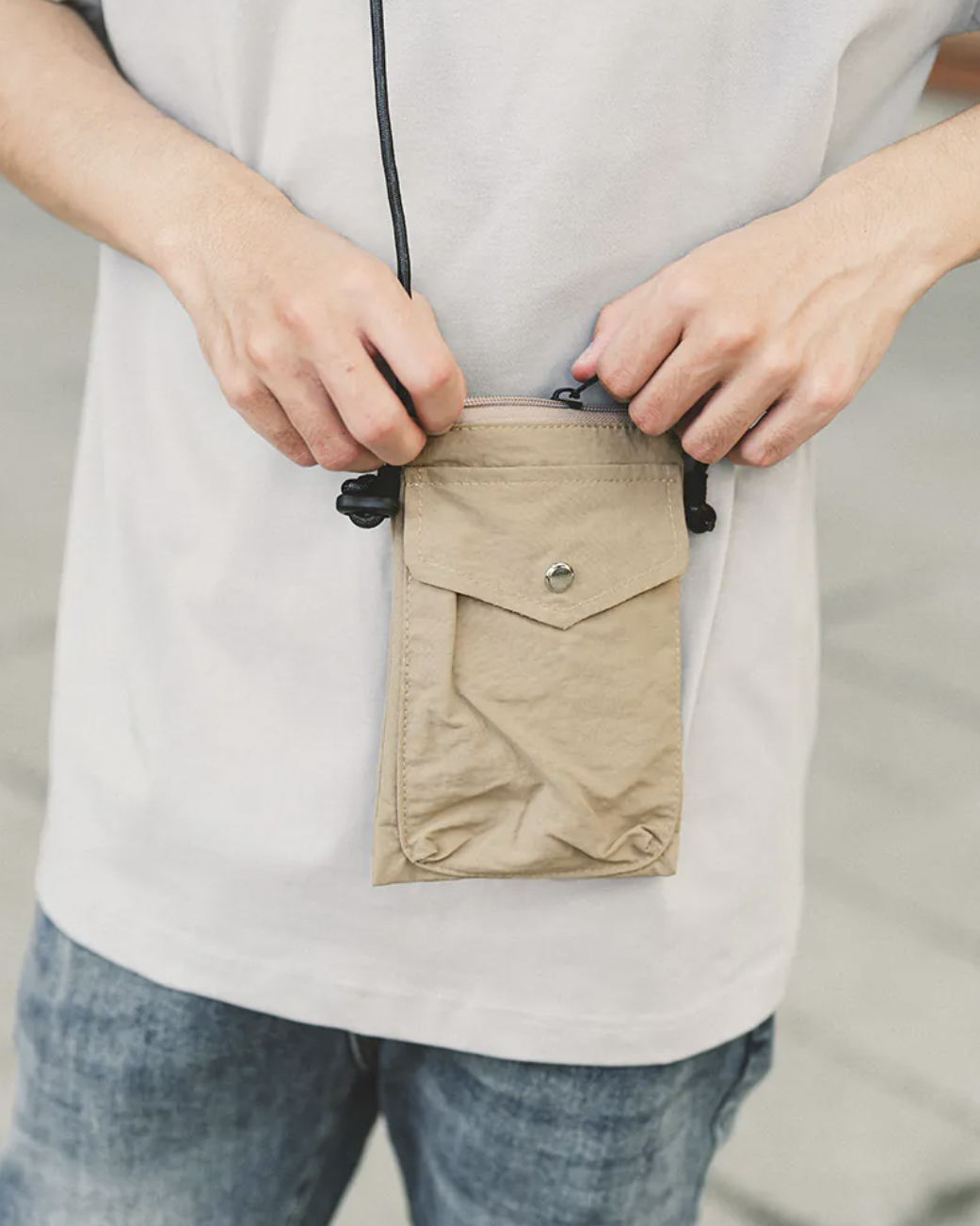 男模背超輕量防潑水尼龍側背小包卡其細節