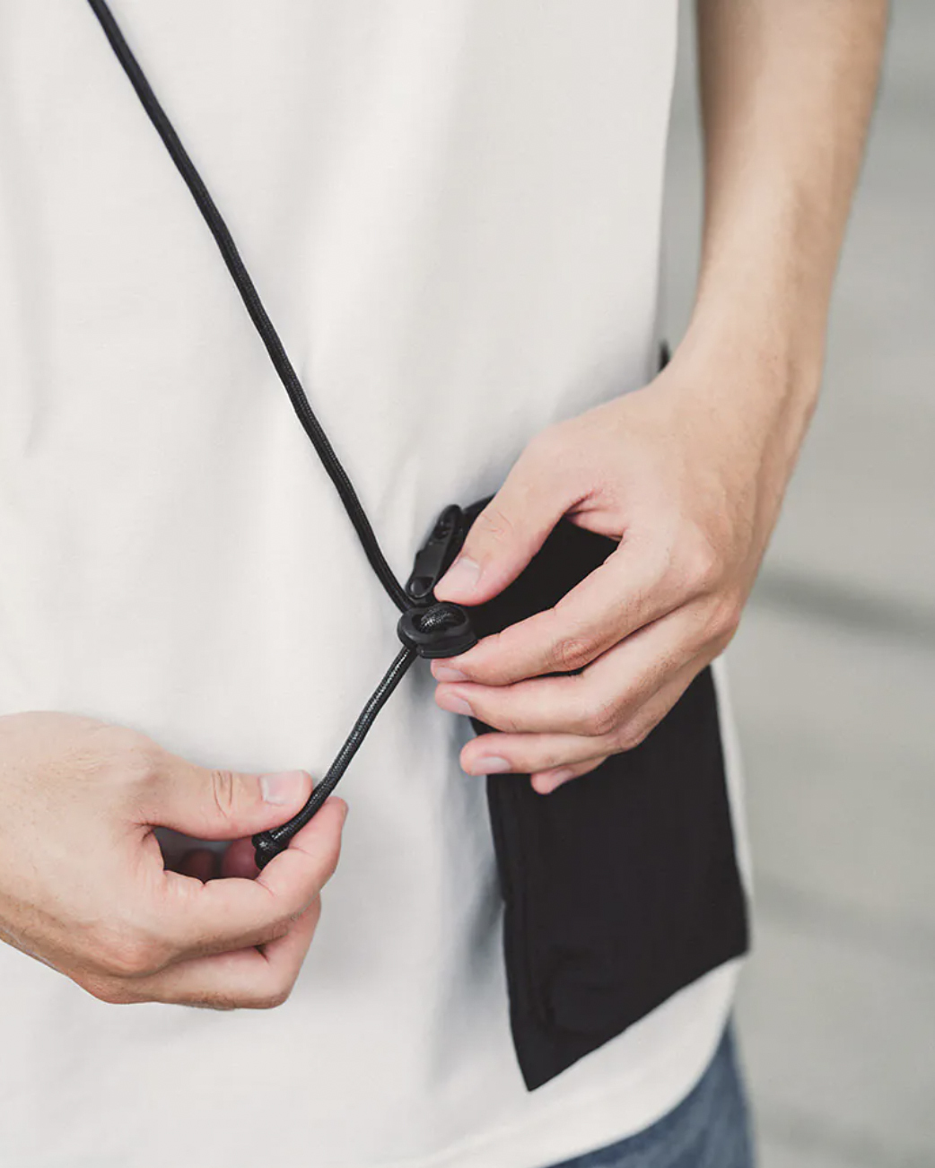 超輕量防潑水尼龍側背小包黑色調節繩子照