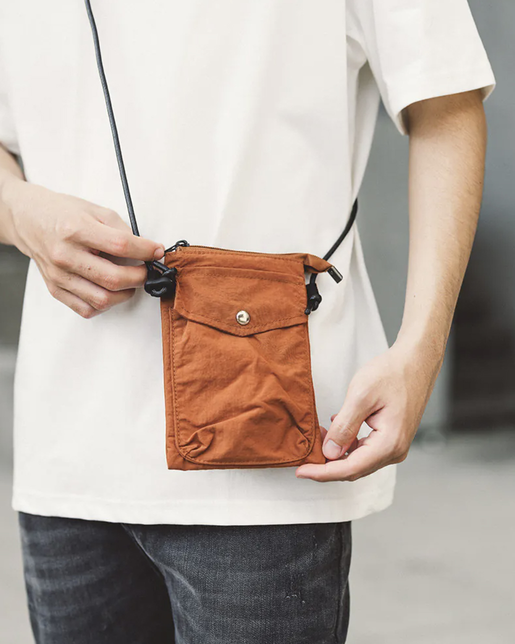 男模背超輕量防潑水尼龍側背小包焦糖