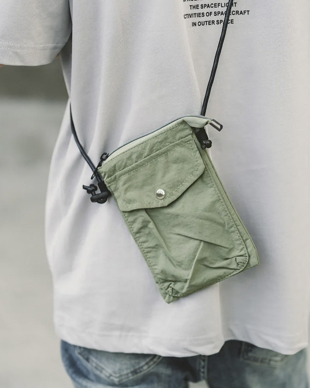 男模背超輕量防潑水尼龍側背小包綠色細節