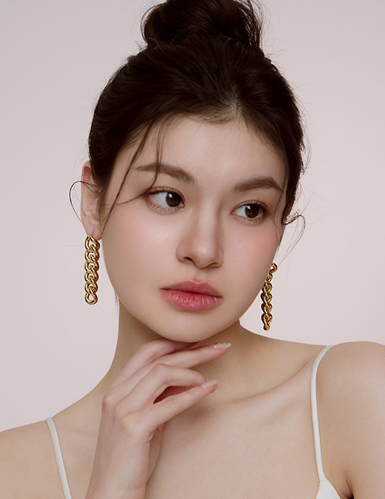 個性造型長鍊。針式耳環(金)