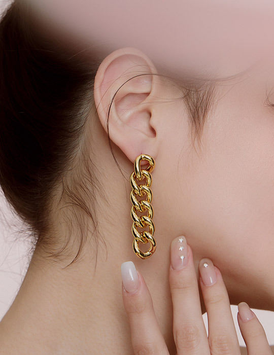 個性造型長鍊。針式耳環(金)