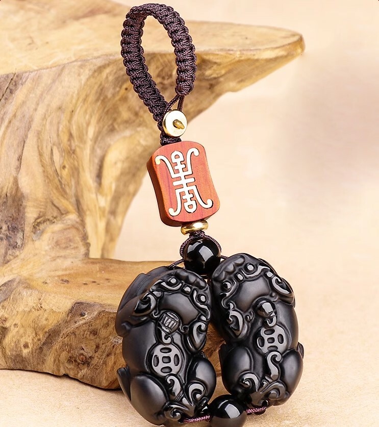 黑曜石雙貔貅吊飾，搭配紅木雕刻『貔』字與編織繩設計，招財開運吉祥物