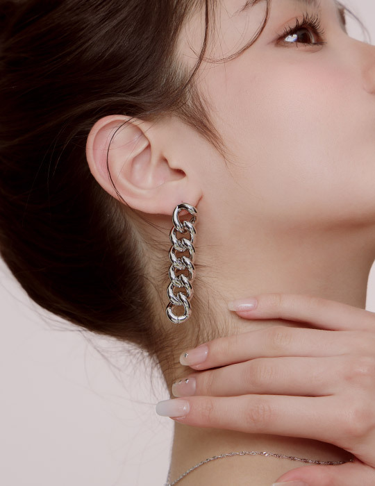 個性造型長鍊。針式耳環(銀)