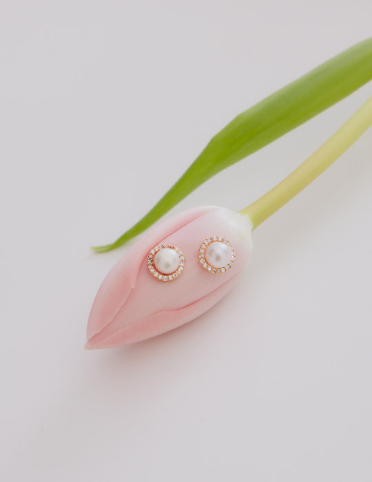 輕奢珍珠環繞滿鑽。針式耳環