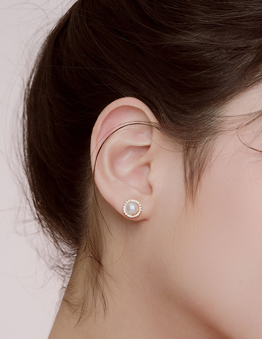 輕奢珍珠環繞滿鑽。針式耳環