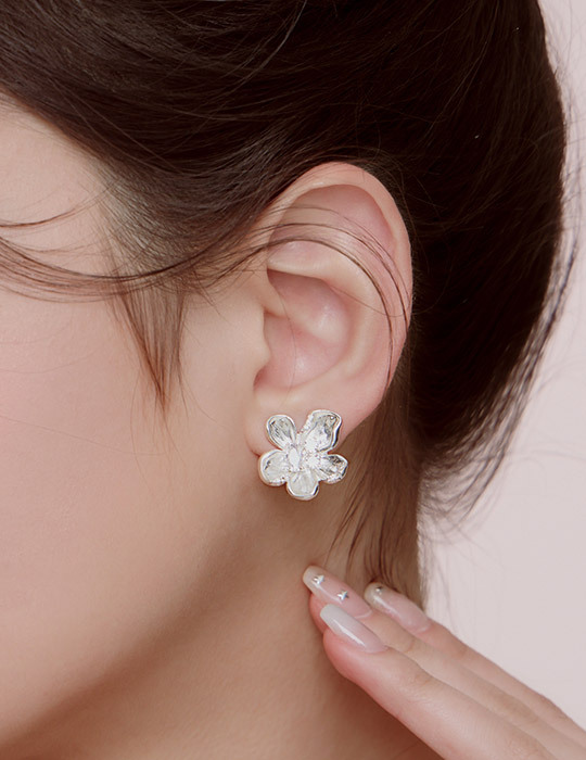 不規則微鑲花朵。夾式耳環