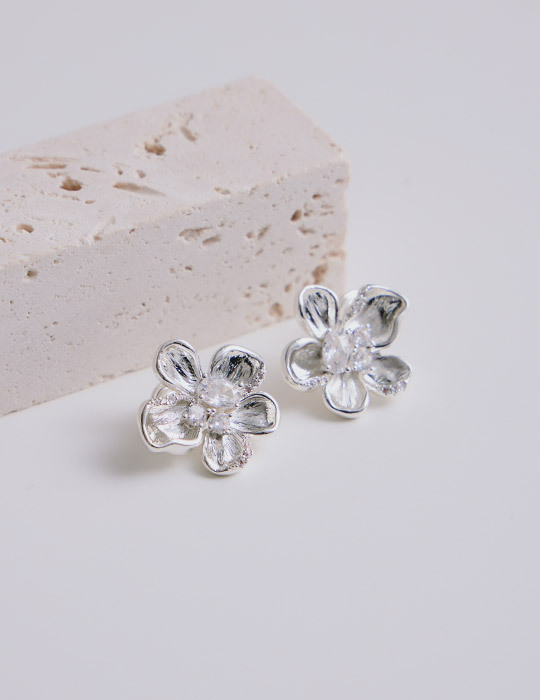 不規則微鑲花朵。夾式耳環