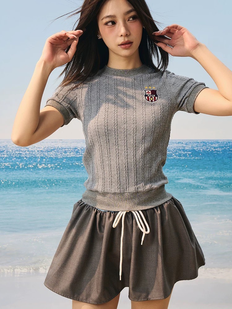 Harsh and Cruel 韓系修身感 胸口刺繡徽章Logo 短袖針織衫 HA251170132