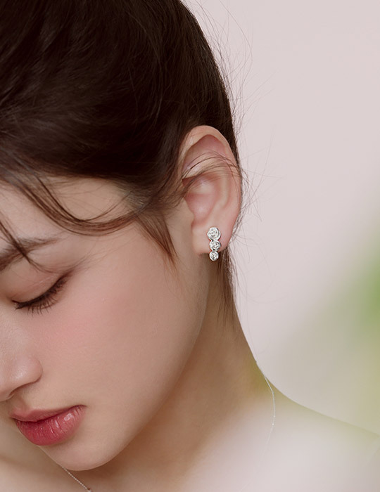 浪漫玫瑰花束。夾式耳環