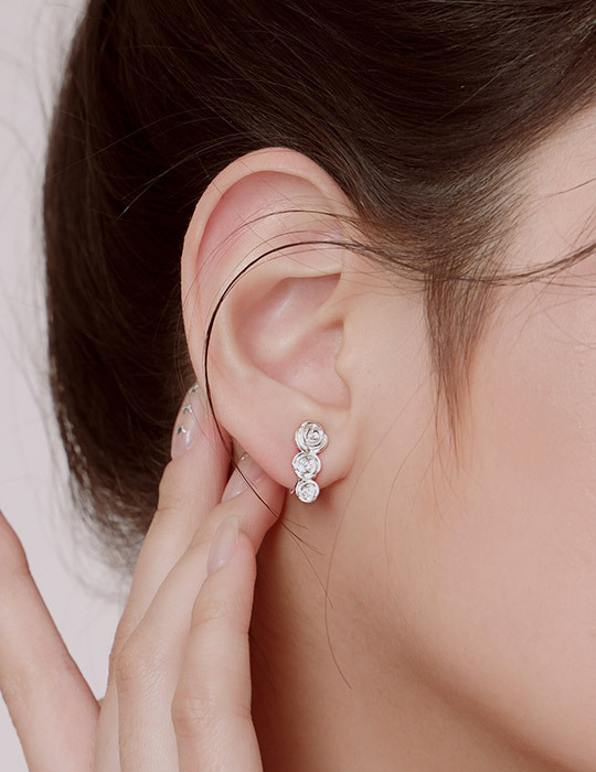 浪漫玫瑰花束。夾式耳環