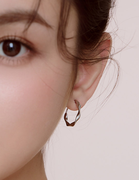 經典扭轉波浪。夾式耳環