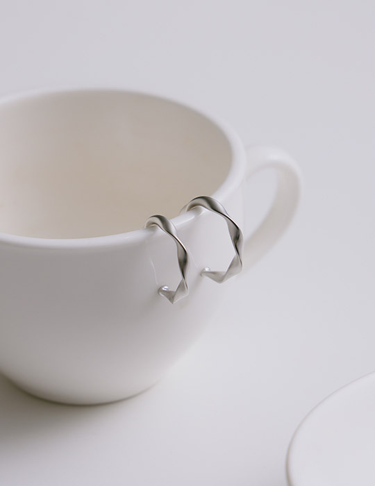 經典扭轉波浪。夾式耳環