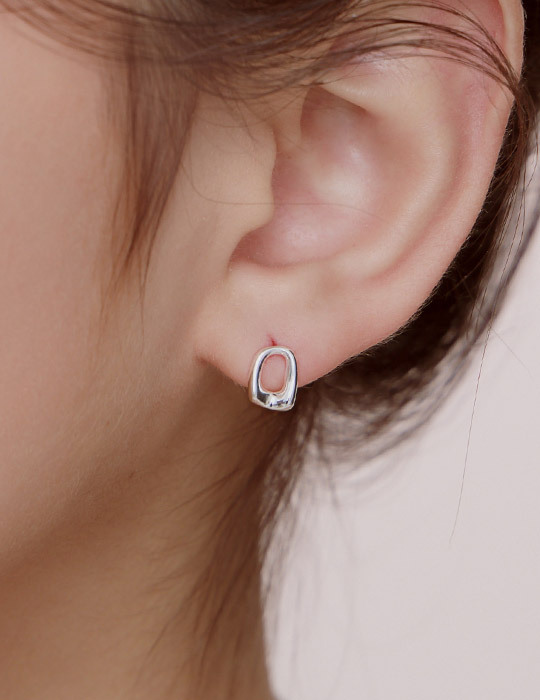 【925純銀】不規則鏤空方形。銀針耳環