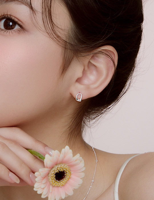 【925純銀】不規則鏤空方形。銀針耳環