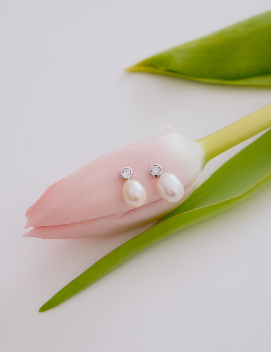 【925純銀】法式單鑽淡水珍珠。銀針耳環