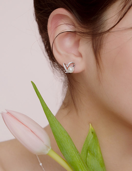 【925純銀】珍珠愛心排鑽。銀針耳環