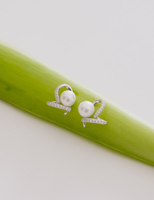 【925純銀】珍珠愛心排鑽。銀針耳環