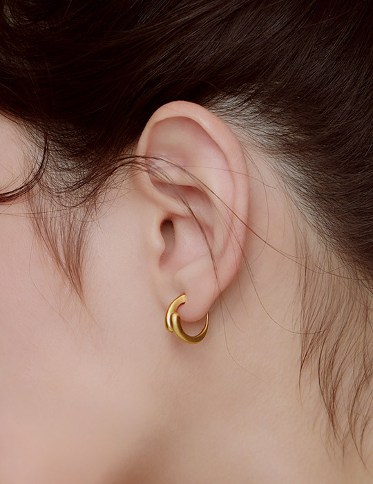 經典交錯水滴圈圈。針式耳環