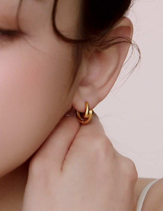 經典交錯水滴圈圈。夾式耳環