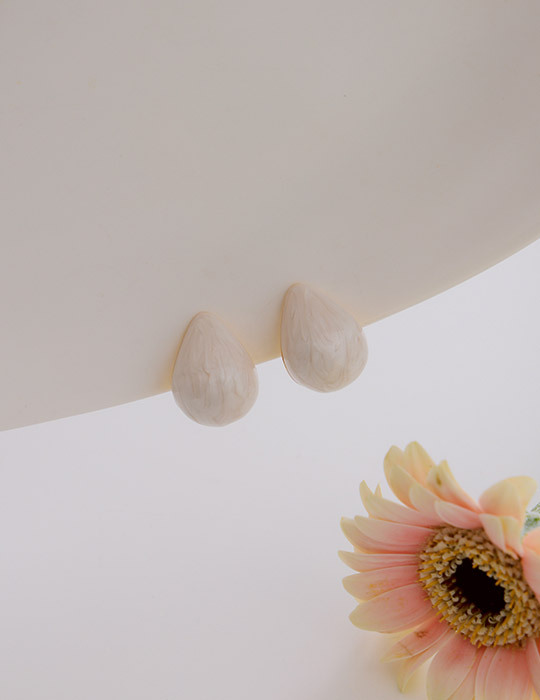 簡約優雅滴釉水滴。針式耳環