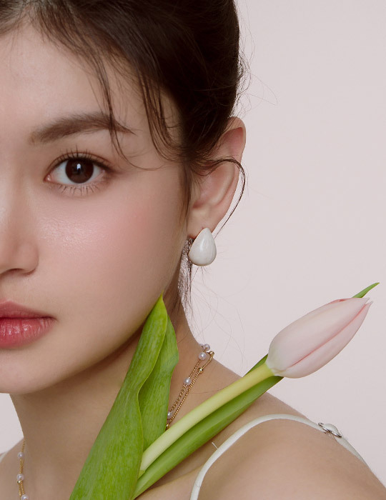 簡約優雅滴釉水滴。針式耳環