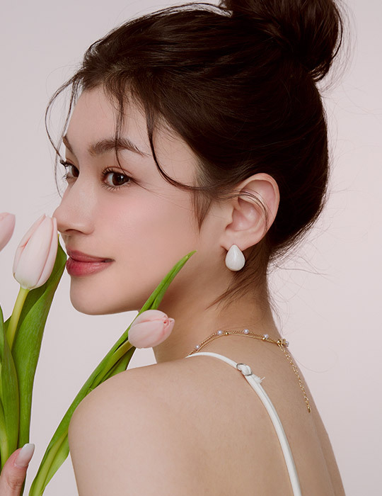 簡約優雅滴釉水滴。夾式耳環