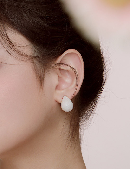簡約優雅滴釉水滴。夾式耳環