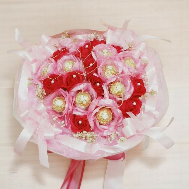 粉色珍珠香皂花金莎花束,可當新娘捧花soapflower-Ferrero-Rocher-chocolate-bouquet