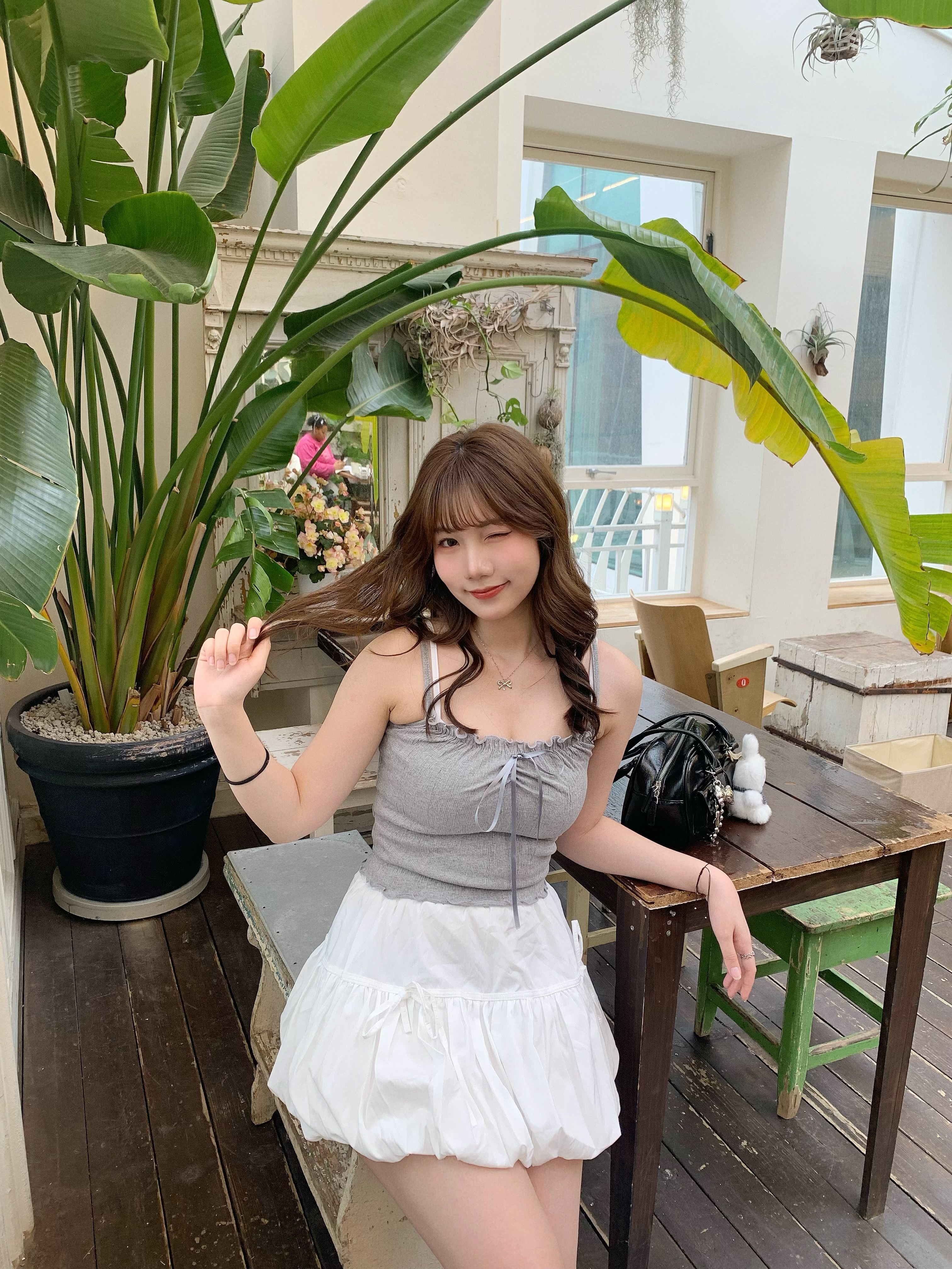 （3月韓國連線）V0090｜超美純慾風捲邊絲帶小背心