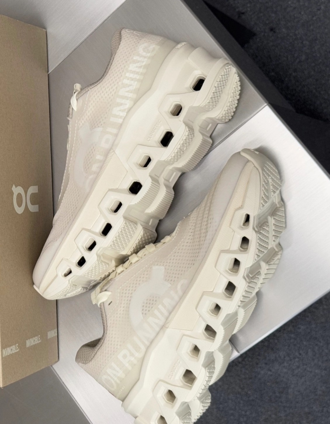 INVINCIBLE x On昂跑 Cloudmonster 2 男款 象牙白