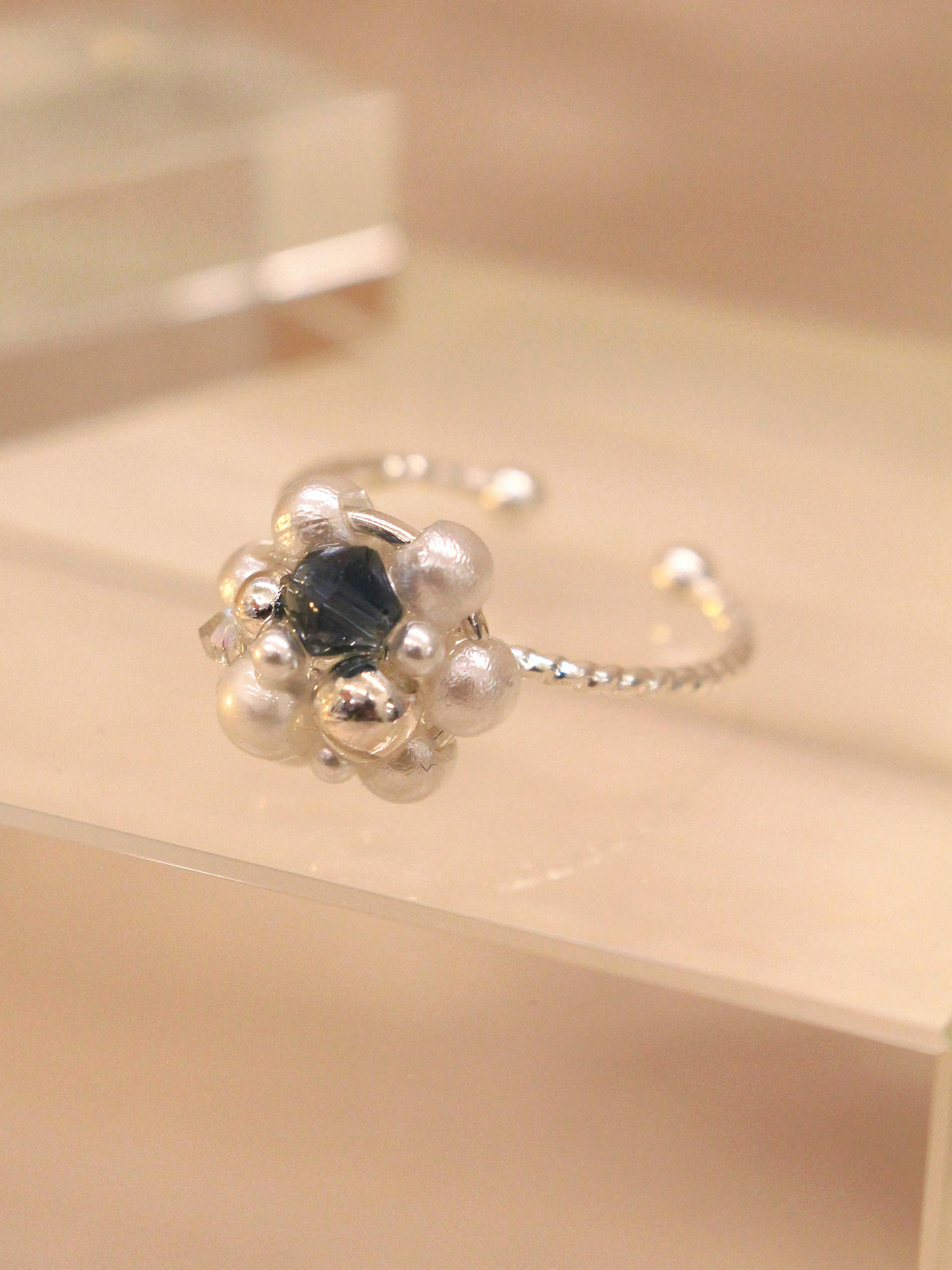 屬貓的莉莉。MUCHAT手作水晶珍珠銀色戒指