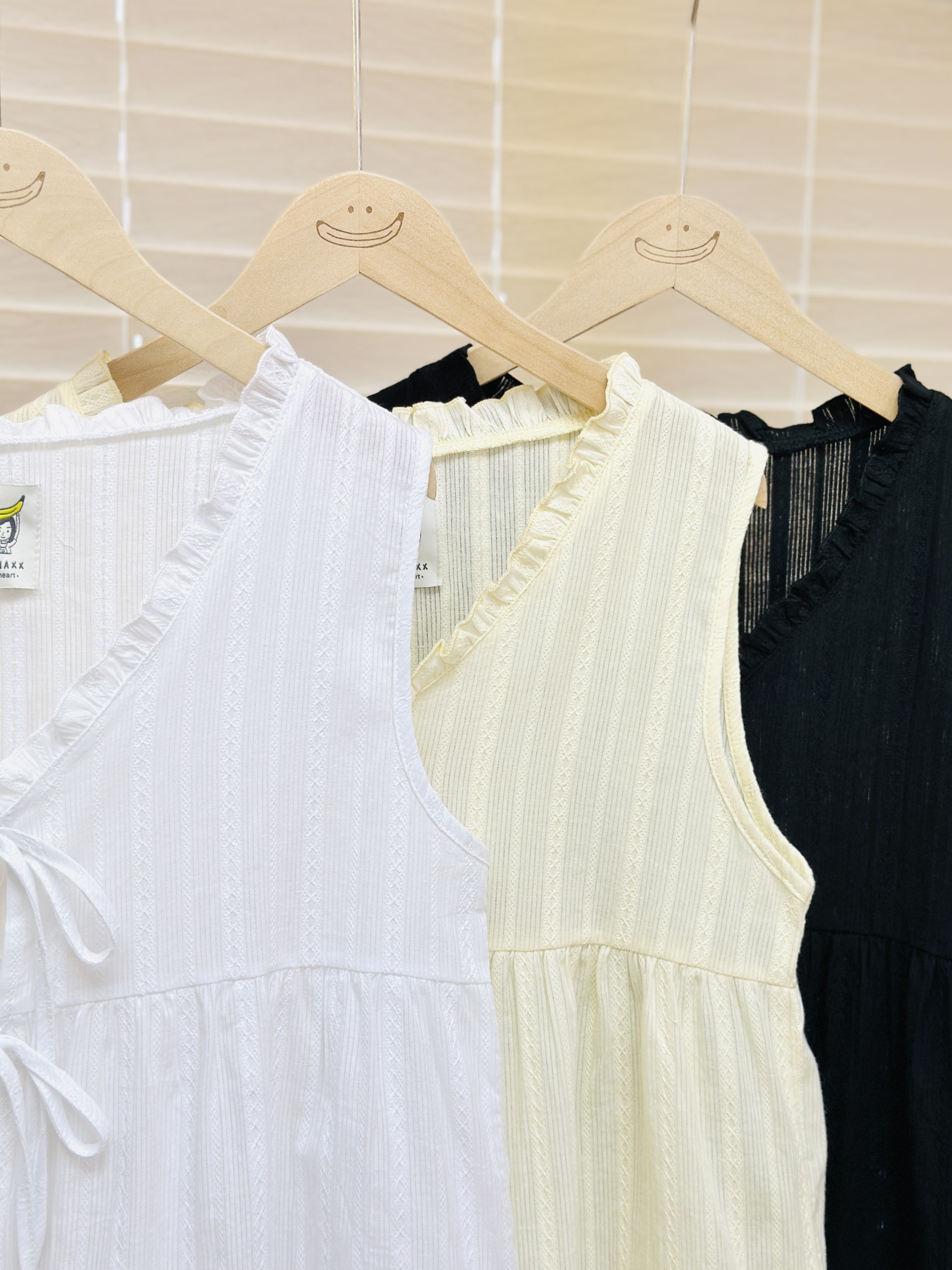 三色 / 蕾絲荷葉邊雙蝴蝶馬甲 / Lace Frill-trimmed Tie Up Top