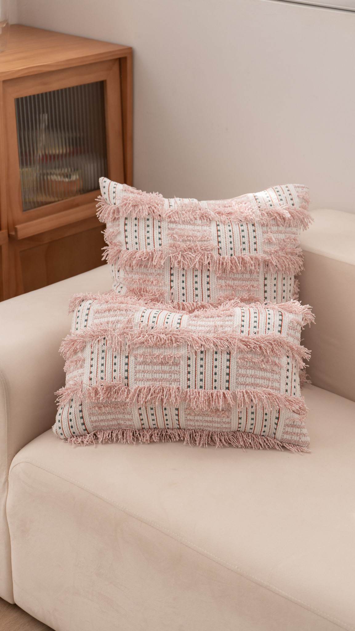 粉白色簇絨抱枕