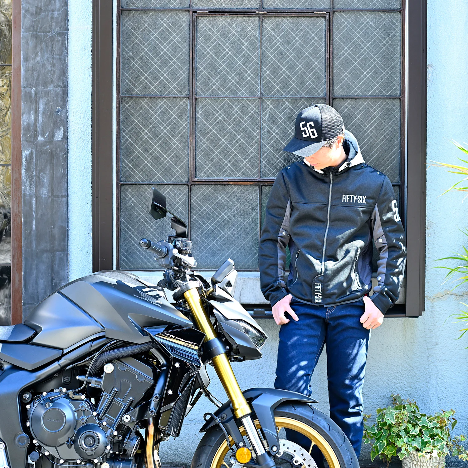 56DESIGN COLOR HOODIE MESH 外套，全網眼設計與撞色搭配，極致通風與安全防護