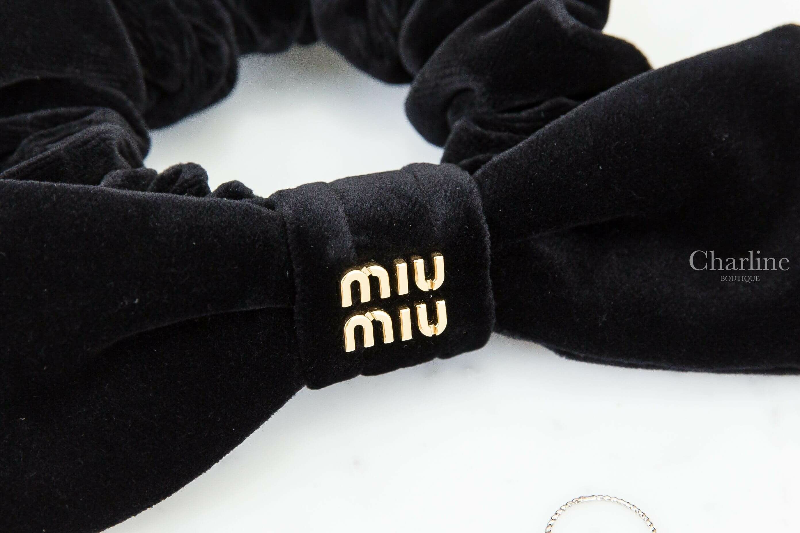 Miu Miu Scrunchy 黑色金色字母蝴蝶結天鵝絨髮束