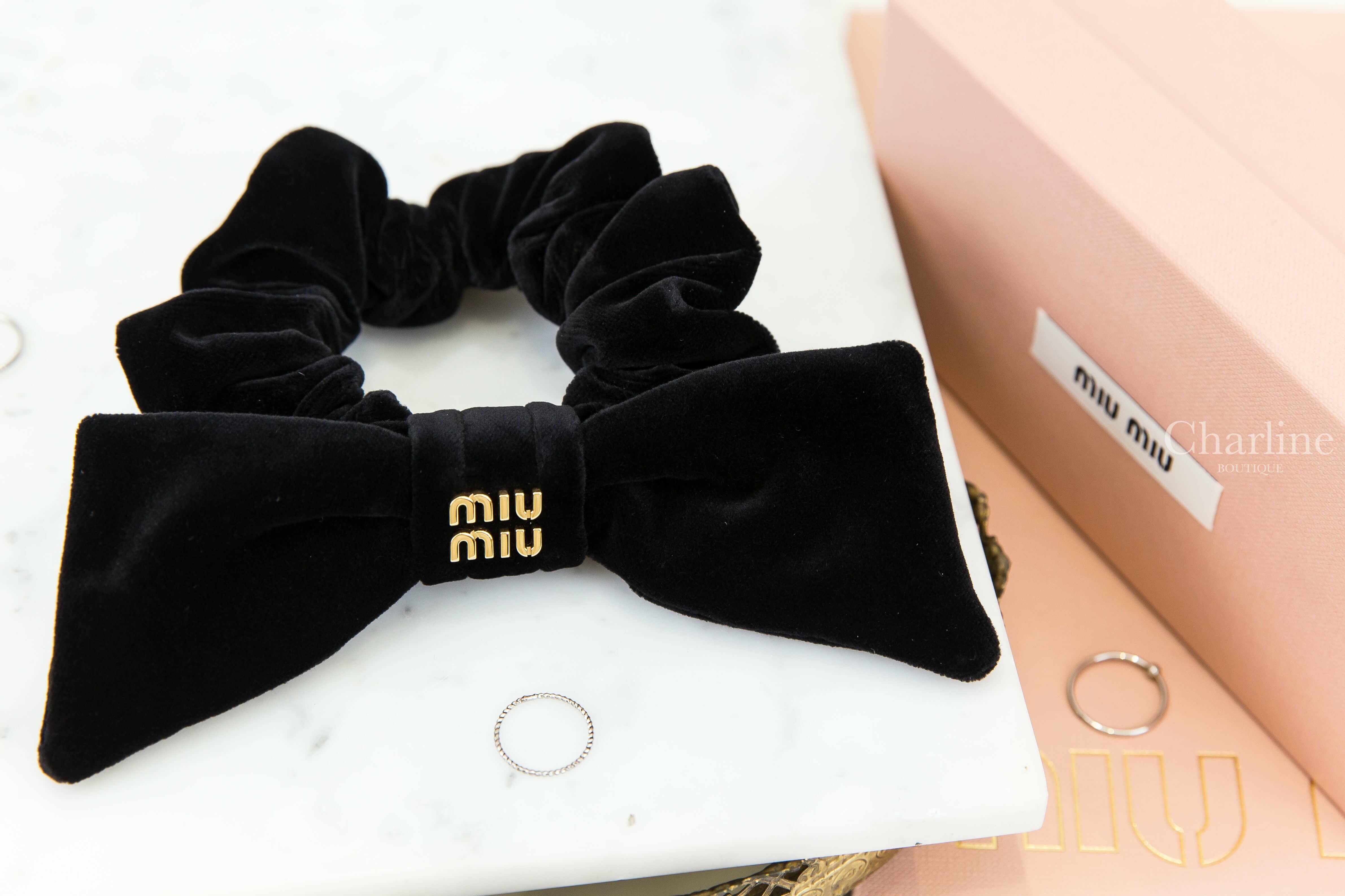 Miu Miu Scrunchy 黑色金色字母蝴蝶結天鵝絨髮束-Charline Boutique 精品代購