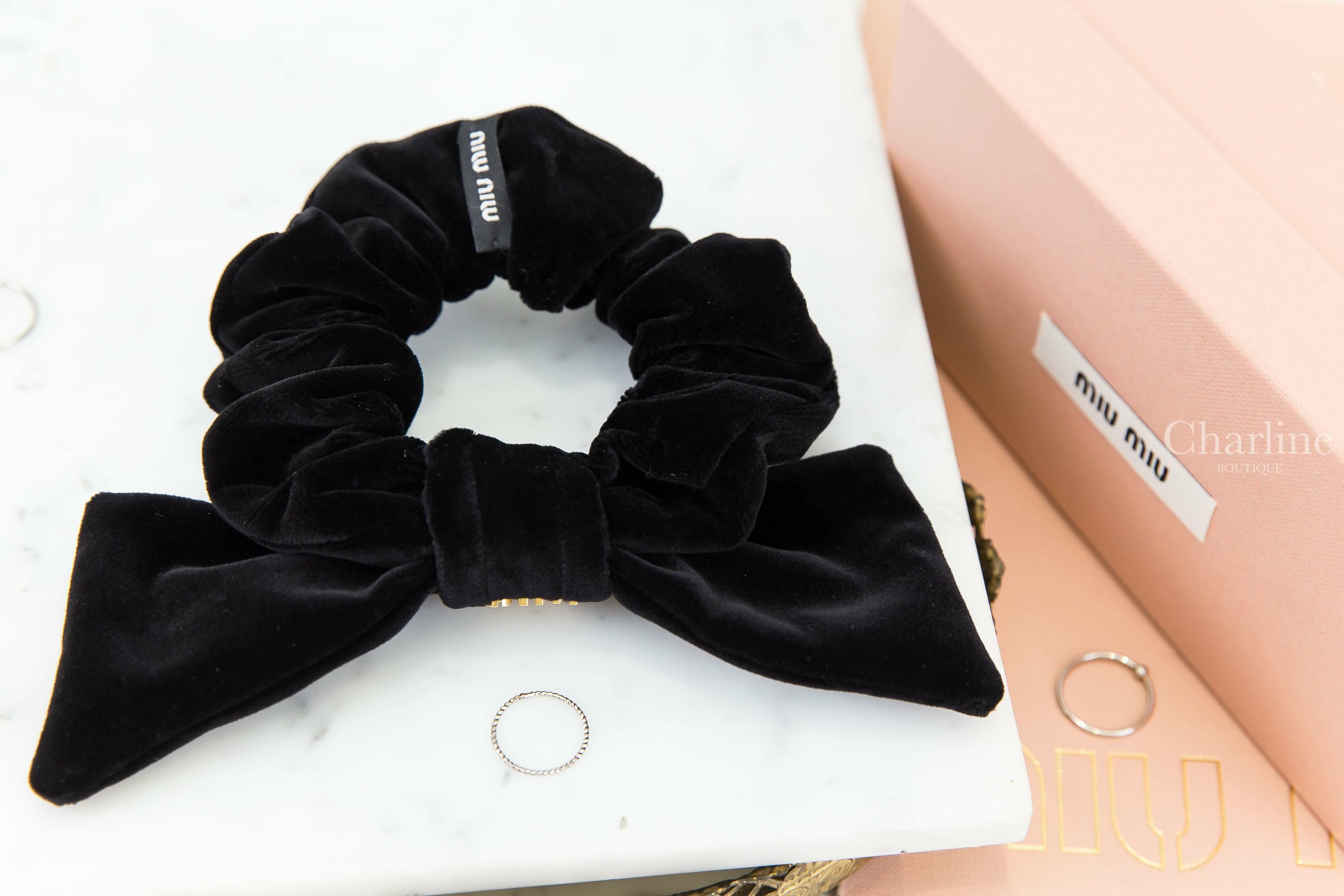 Miu Miu Scrunchy 黑色金色字母蝴蝶結天鵝絨髮束-Charline Boutique 精品代購