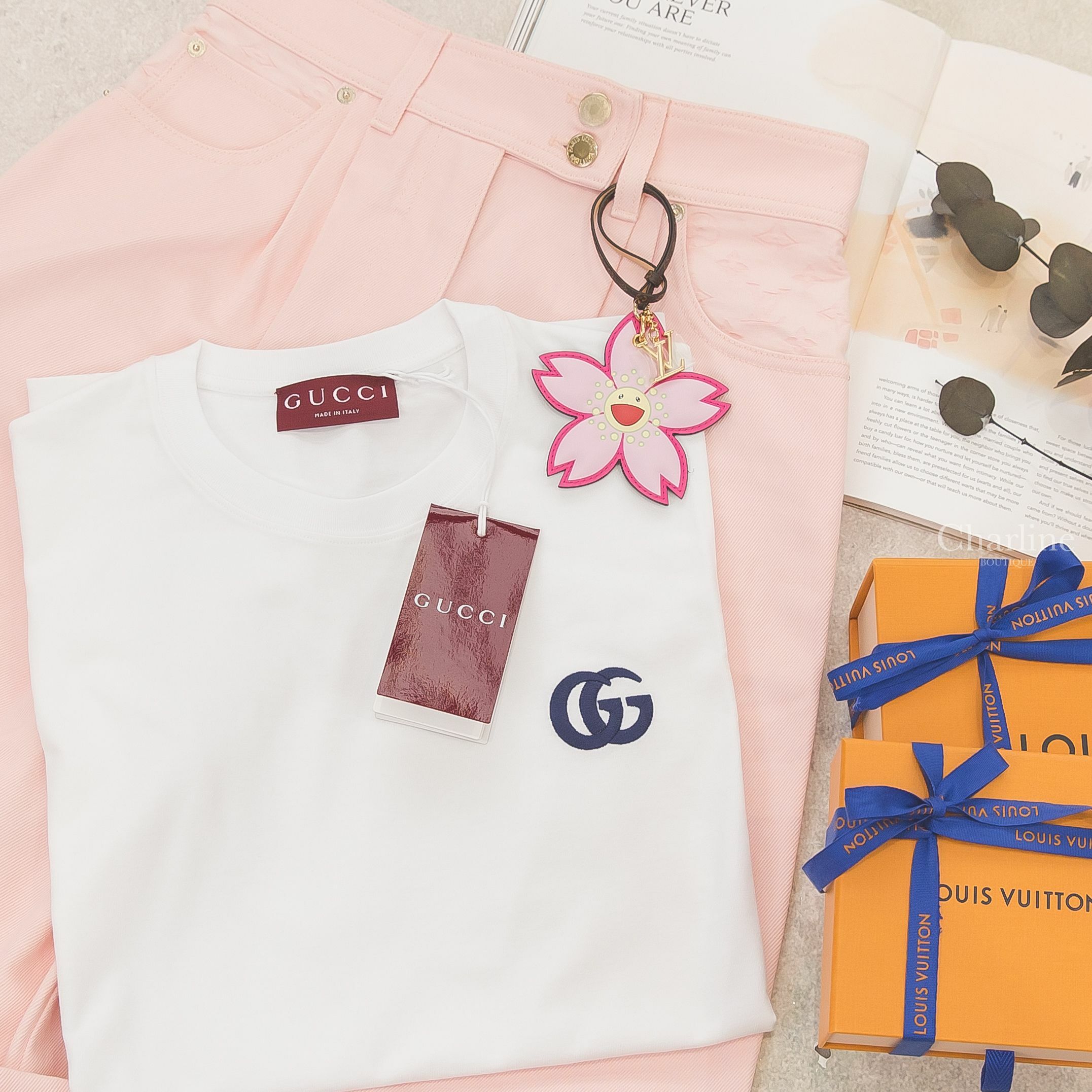 Gucci T-shirt 白色深藍刺繡GG短袖棉T,Louis Vuitton LV X TM Bag Charm 粉色村上隆聯名款金色LV墜飾咖啡色老花掛繩小牛皮笑臉櫻花吊飾-Charline Boutique 精品代購