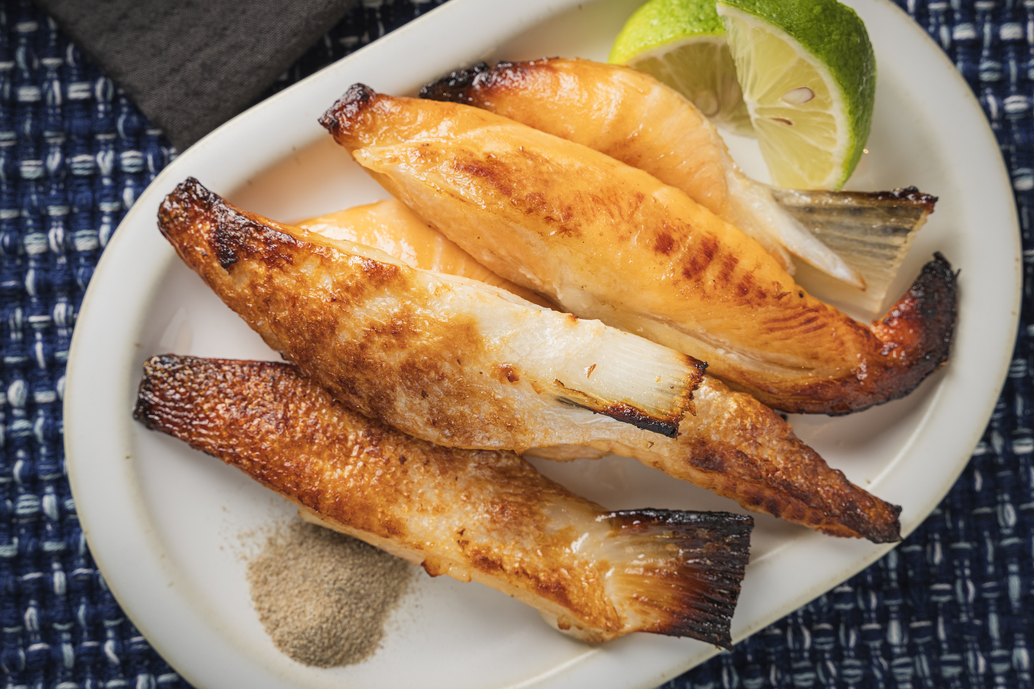 【５分鐘即時料理包】灸烤帝王鮭魚肚翅肉-鹽麴 (生：350±10% 公克 ; 熟：250±10% 公克)