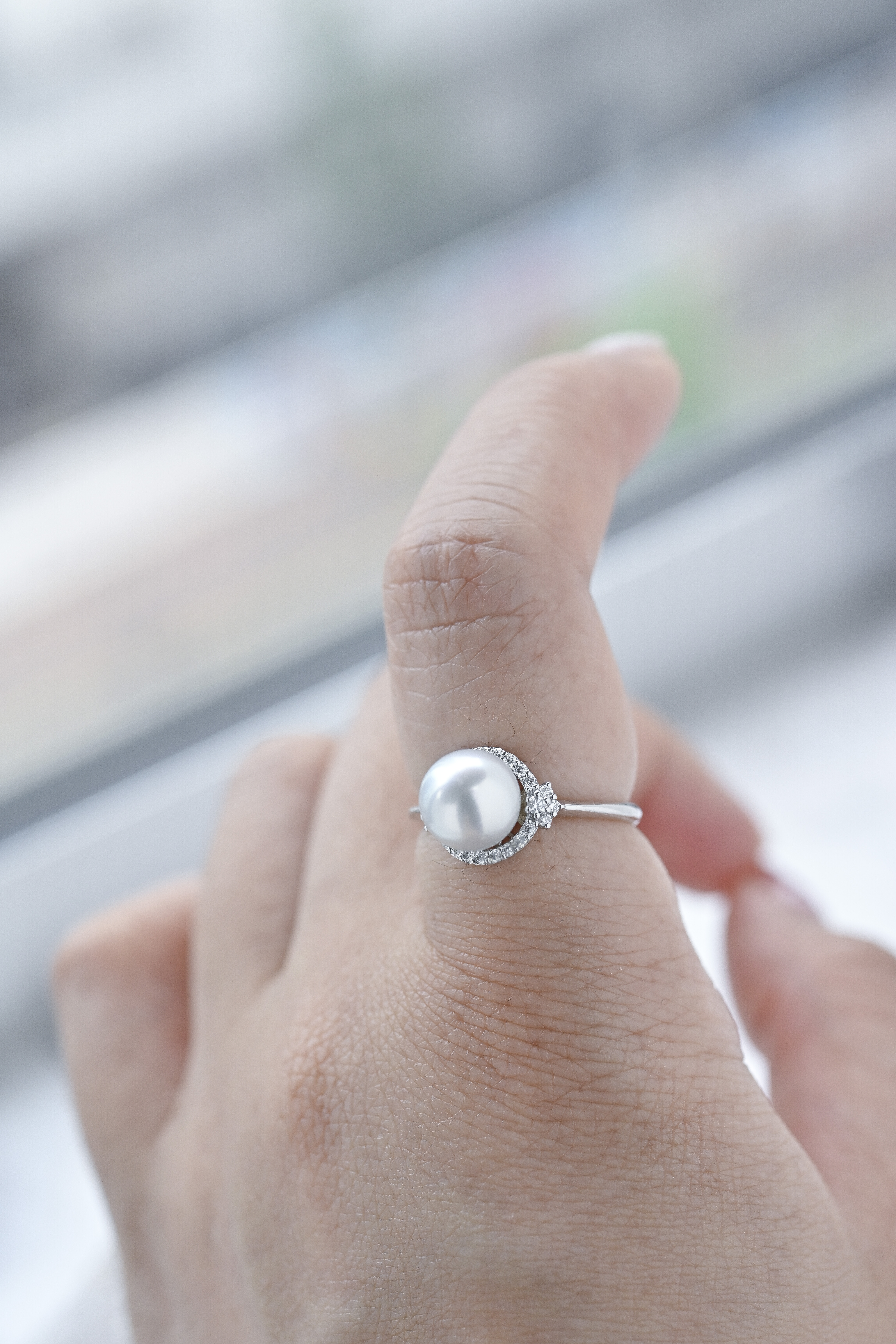 18K Silvery Akoya Pearl Diamond Ring