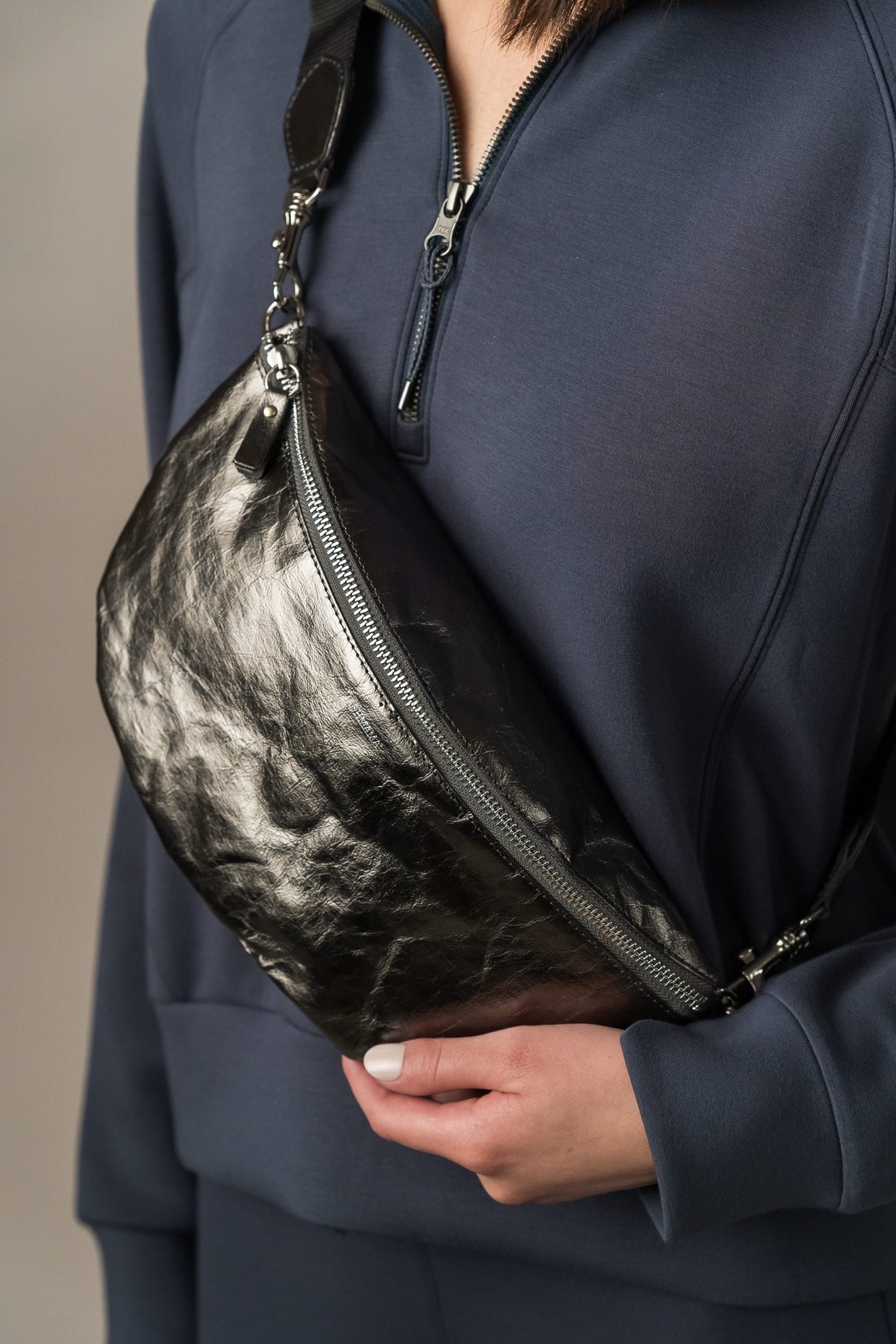 UASHMAMA |  Sling Body Bag 斜背包（ 黑、錫灰、白金、銅、亮黑 ）