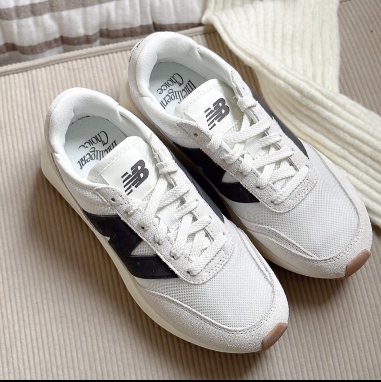 NEW BALANCE 休閒鞋 370 男鞋 米白黑 膠底 拼接 麂皮 復古 情侶鞋  U370CA-D