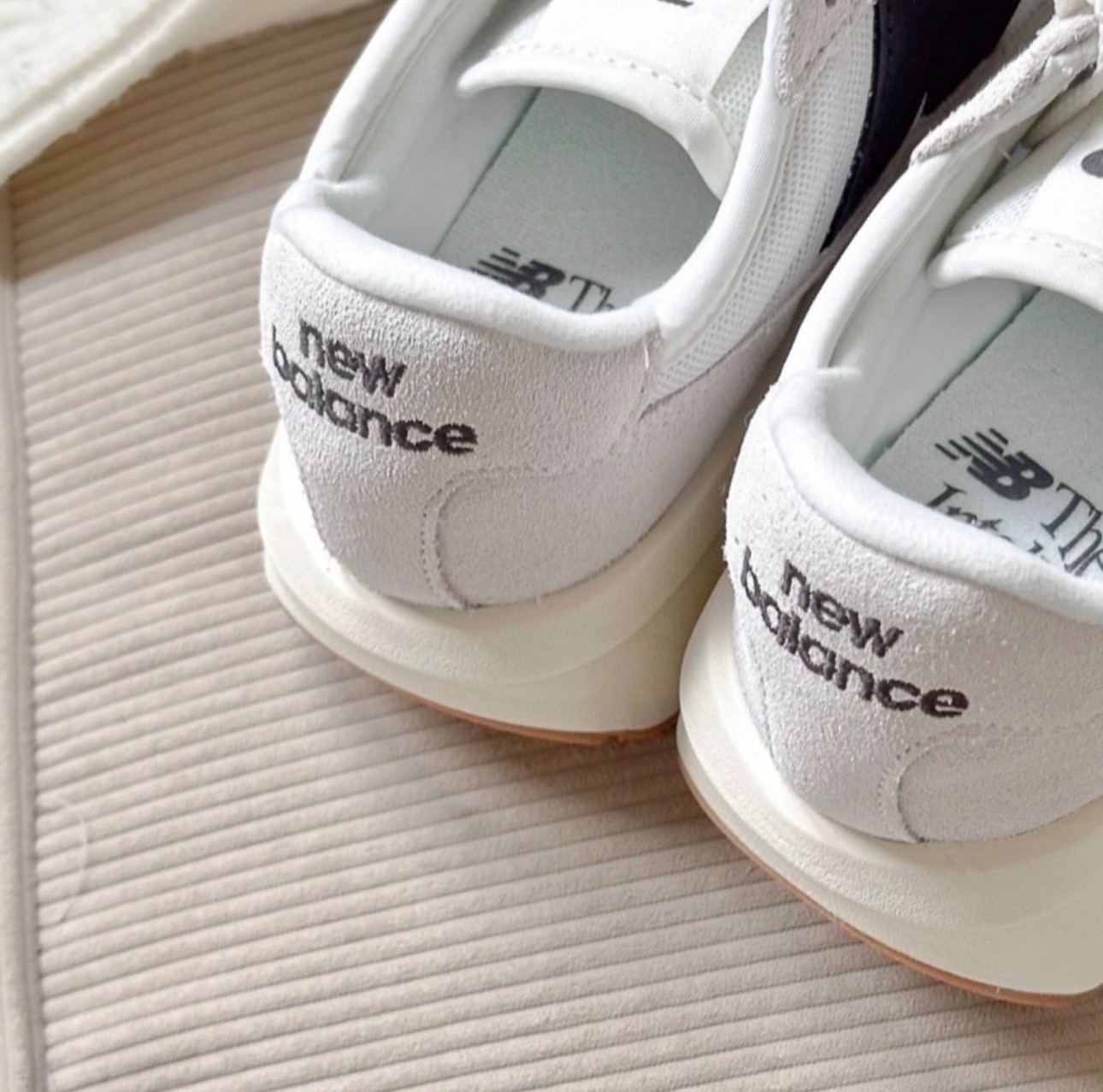 NEW BALANCE 休閒鞋 370 男鞋 米白黑 膠底 拼接 麂皮 復古 情侶鞋  U370CA-D