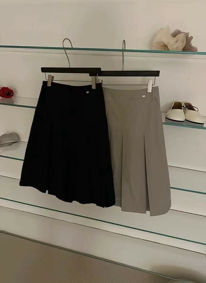 Nellie&Co.氣質側口袋打摺膝上裙(後鬆緊腰圍)