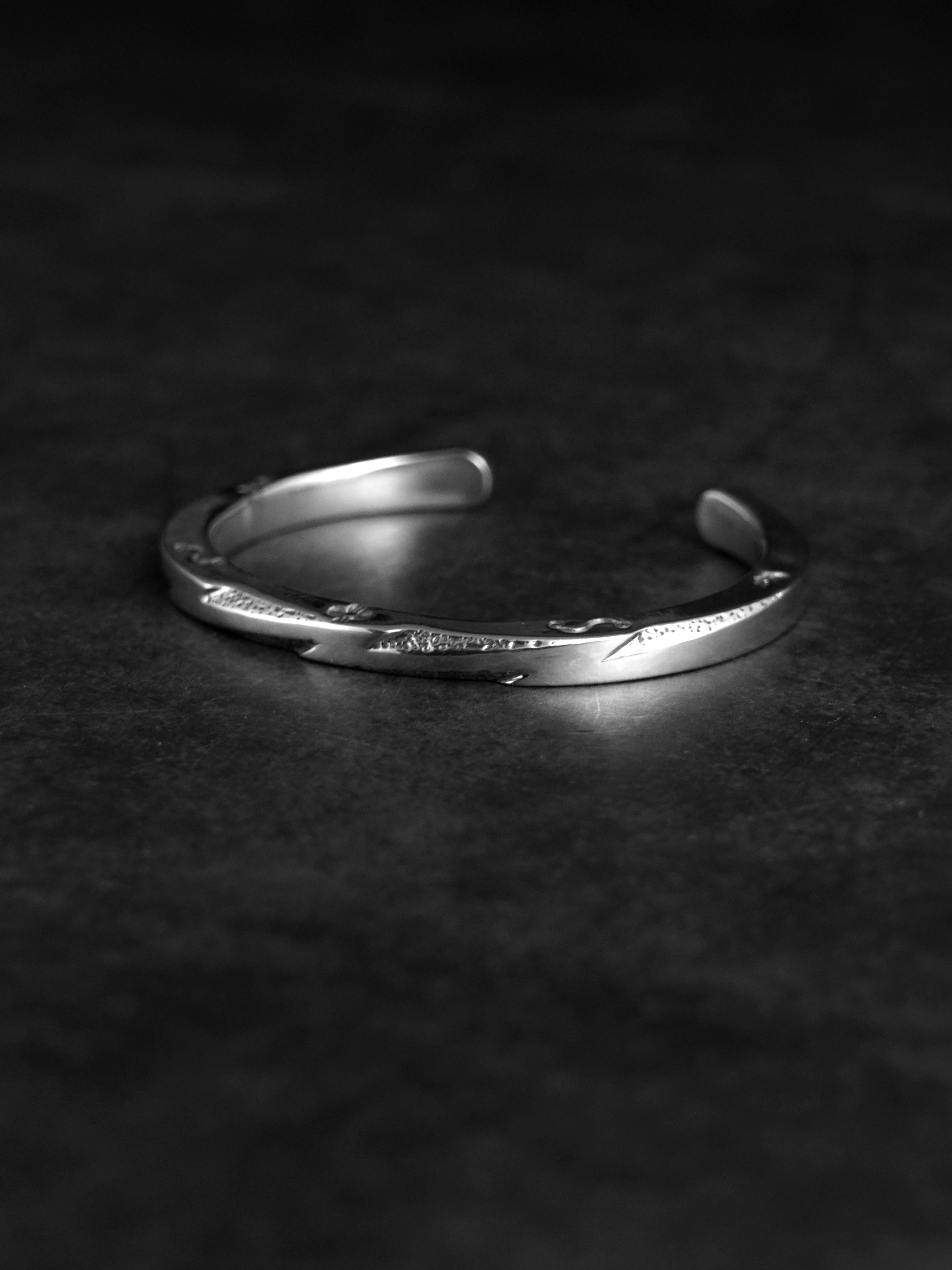 Dear Blossom 閃電切割圖騰敲印手鐲 B-107