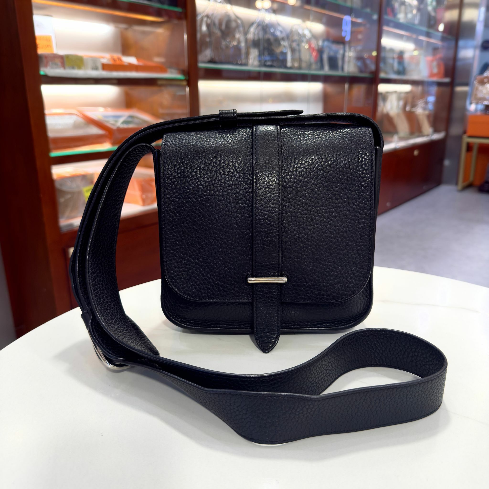 絕版~98%NEW二手HERMES 男士斜揹袋 STEVE郵差包 小號 黑色TOGO皮/銀扣 89/NOIR PHW #香榭站正品