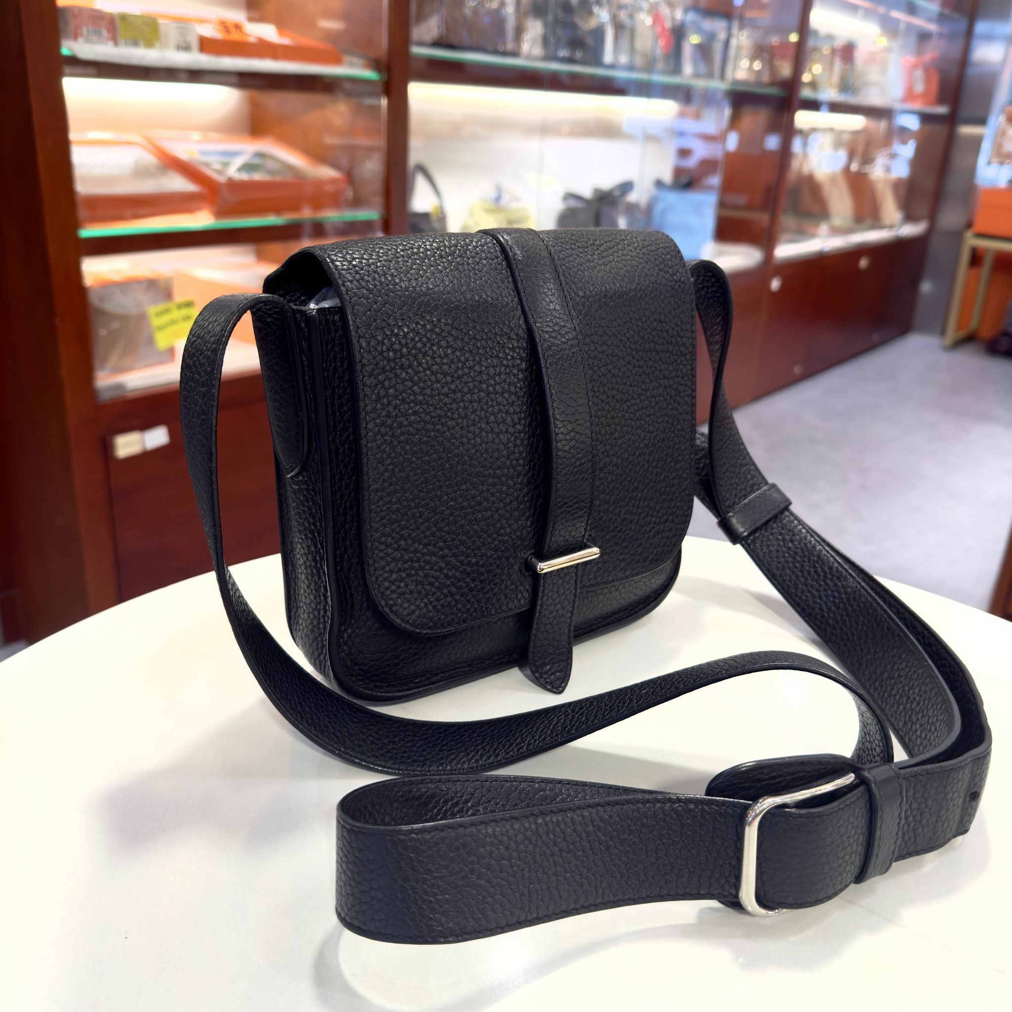 絕版~98%NEW二手HERMES 男士斜揹袋 STEVE郵差包 小號 黑色TOGO皮/銀扣 89/NOIR PHW #香榭站正品