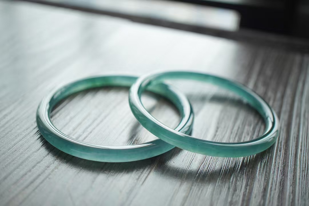 411810 50-60mm冰種湖藍翡翠圓條手鐲