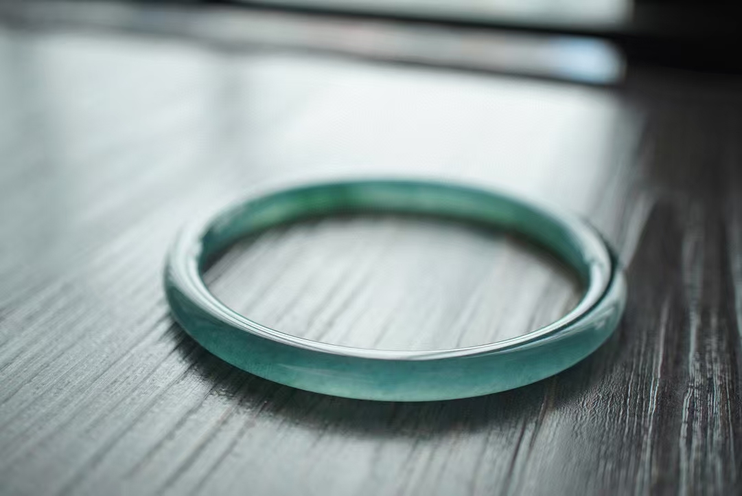 411810 50-60mm冰種湖藍翡翠圓條手鐲